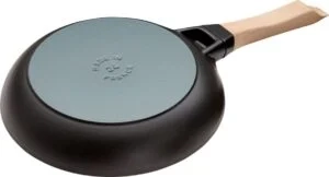Staub – Patelnia żeliwna 20 cm z drewnianym uchwytem