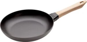 Staub – Patelnia żeliwna 28 cm z drewnianym uchwytem
