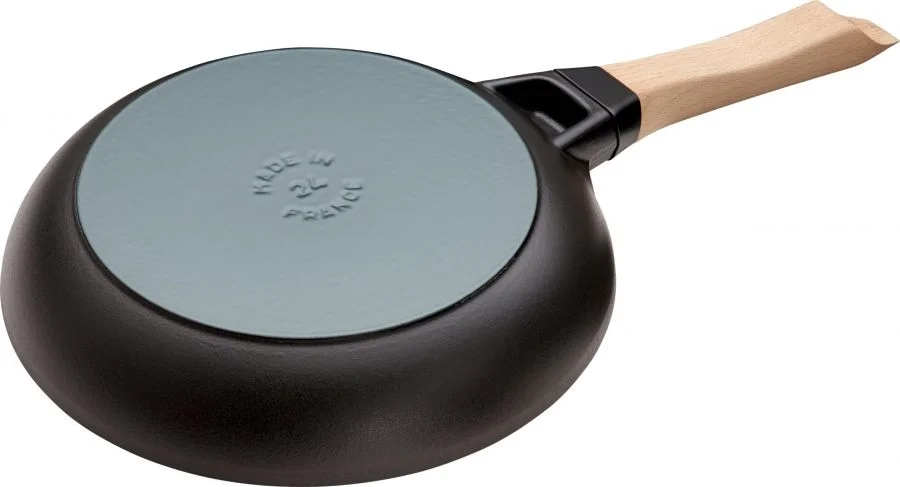 Staub – Patelnia żeliwna 28 cm z drewnianym uchwytem