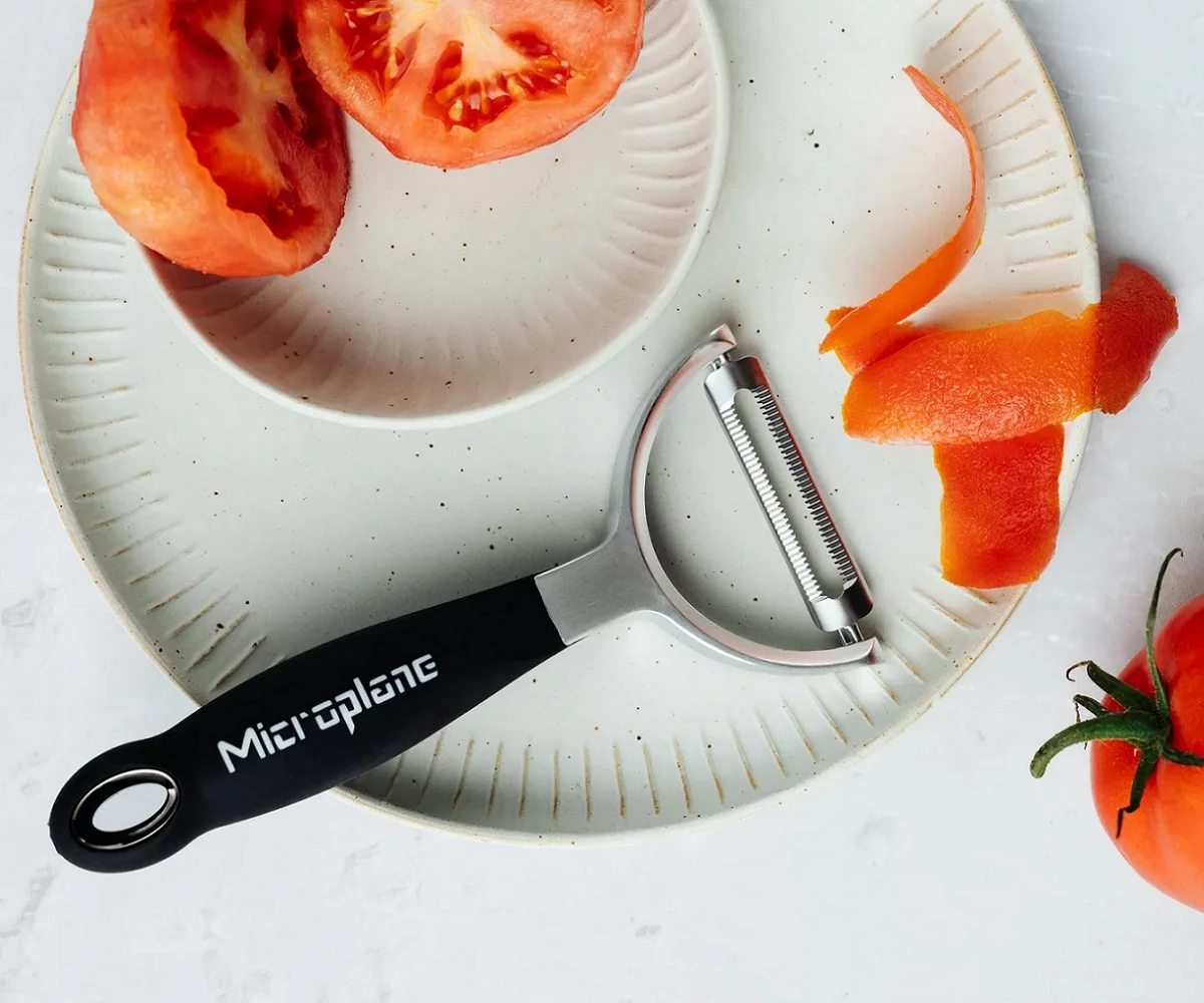 Microplane – Obieraczka do warzyw, ząbkowane ostrze